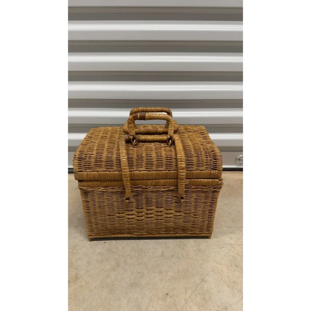 Vtg Large Wicker Basket Double Hinged Handles Sewing Basket,Picnic, crafts 12